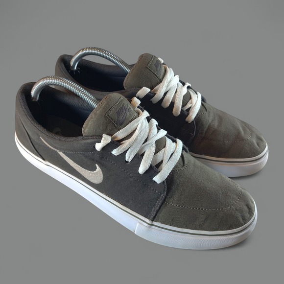 NIke SB Skate Shoes Men's Size 10 Gray White Canvas Lace Up Sneakers - Picture 1 of 9